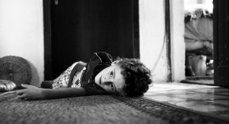 bambino sdraiato su tappeto_resize