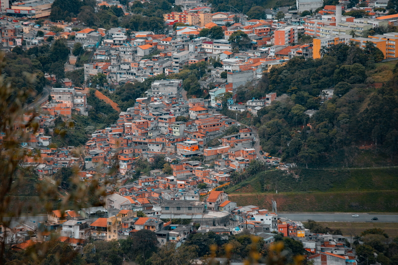 Veduta di una favela a San Paolo. Foto Danilo Alvesd – Unsplash.