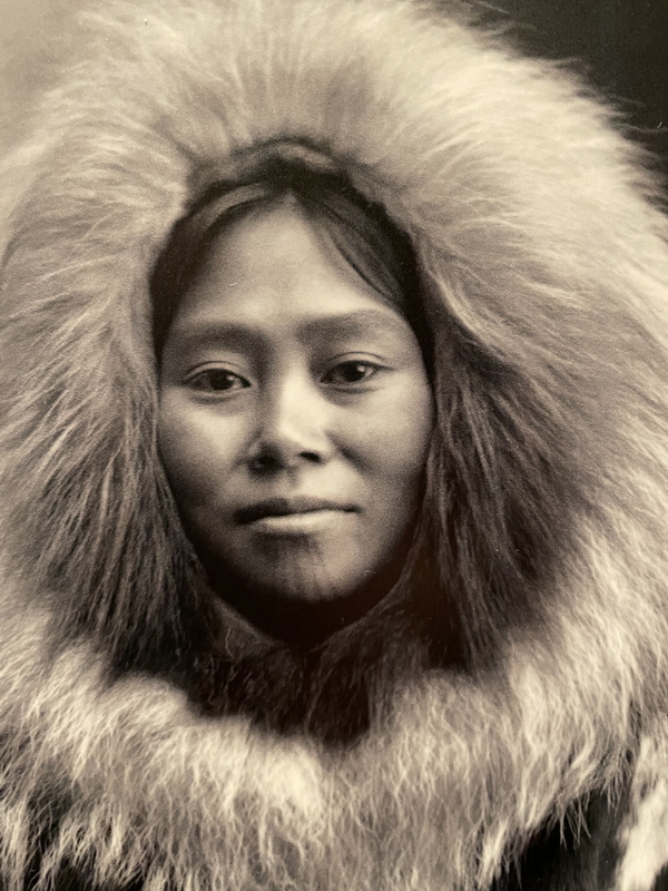 Ritratto di una nativa esposto al Museo di Anchorage. Foto Anchorage Museum.