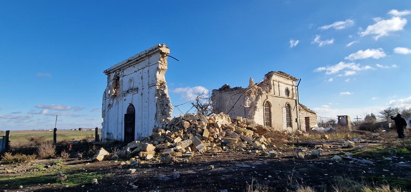 Distruzioni a causa dei bombardamenti. Chiesa distrutta da quattro razzi.