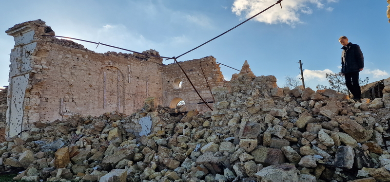 Distruzioni a causa dei bombardamenti. Chiesa distrutta da quattro razzi.