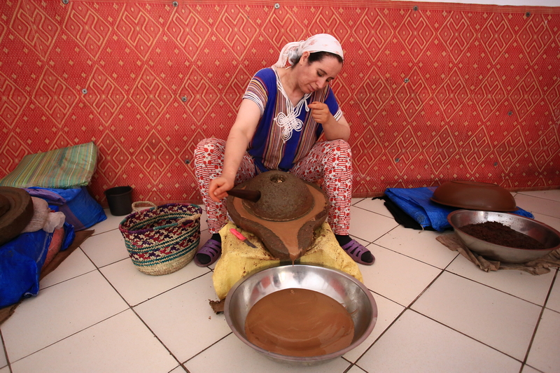 Un’artigiana locale prepara l’olio di argan. Foto Piergiorgio Pescali.