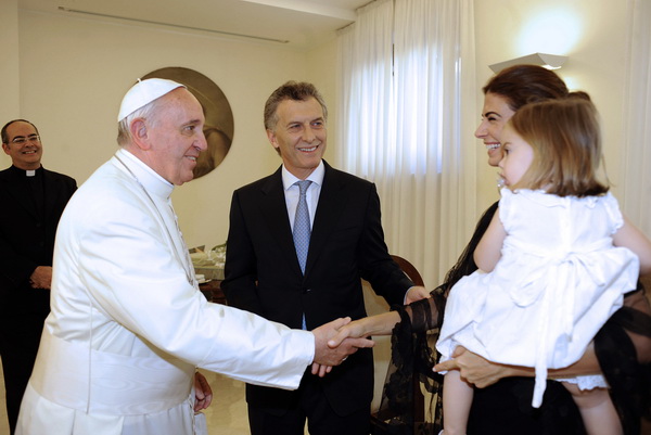 Handout picture released by the City Govement of Buenos Aires, showing Pope Francis (L) greeting Buenos Aires Mayor Mauricio Macri (C), his wife Juliana Awada and their daughter Antonia, during a private audience in Vatican City on September 19, 2013. AFP PHOTO / GCBA / Antonello Nusca --- RESTRICTED TO EDITORIAL USE - MANDATORY CREDIT "AFP PHOTO / GCBA / Antonello Nusca " - NO MARKETING NO ADVERTISING CAMPAIGNS - DISTRIBUTED AS A SERVICE TO CLIENTS / AFP / GCBA / Antonello Nusca