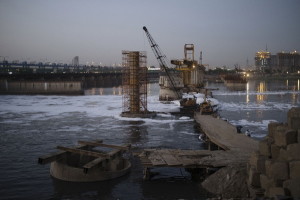 Un cantiere sul fiume Yamuna a Kalindi Kunj, periferia sud-est di Nuova Delhi. Lo Yamuna e’ considerato uno dei fiumi piu’ inquinati al mondo.