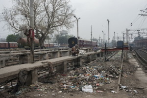 Uno scorcio della stazione di Old Delhi, usata da molti come tornilet a cielo aperto