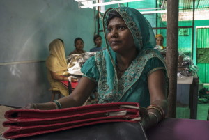 Una donna Dalit, ed ex manual scavenger, impegnata in un’attivita’ di riabilitazione creata dall’organizzazione per i diritti umani Safai Karmachari Andolan (SKA) a Ghaziabad, a nord di Delhi. Qui le donne lavorano in una cornoperativa sociale che produce borse per ottenere un reddito.