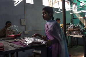 Una donna Dalit, ed ex manual scavenger, impegnata in un’attivita’ di riabilitazione creata dall’organizzazione per i diritti umani Safai Karmachari Andolan (SKA) a Ghaziabad, a nord di Delhi. Qui le donne lavorano in una cornoperativa sociale che produce borse per ottenere un reddito.