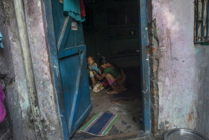 Una mamma pulisce la sua bimba nella sua casa a Durga Kund, un sobborgo di Manual Scavangers di Varanasi.