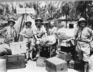 1925: verso la zambesia. Fratel Benedetto, padre Sandrone, padre Calandri, padre Luigi Perlo e padre Peyrani.