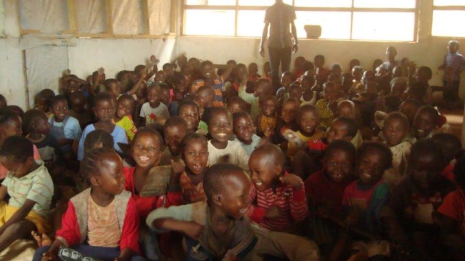 BAMBINI SCUOLA CAMPO PROFUGHI 1