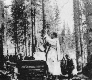 Il cappellano militare don Giovanni Minzoni celebra la messa al campo in un bosco sul fronte del Carso