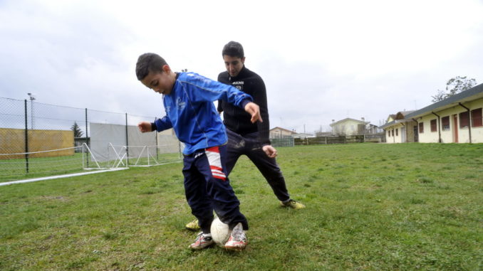 Gavello (Mo). Un bambino di origine magrebina giocano a pallone presso la Casa Famiglia gestita dall' associazione Papa Giovanni XXIII