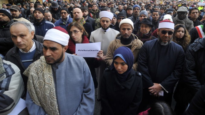 REGGIO EMILIA. MANIFESTAZIONE DI SOLIDARIETA' CON LA FRANCIA E CONTRO IL TERRORISMO, JE SUIS CHARLIE. NELLA FOTO I RAPPRESENTANTI DELLA COMUNITA' MUSULMANA DI REGGIO