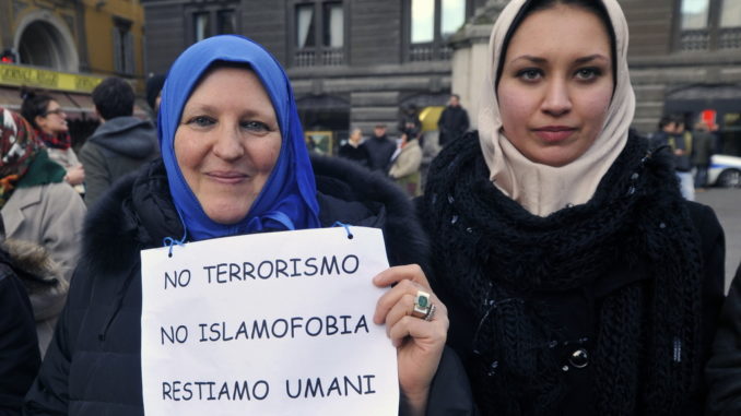 REGGIO EMILIA. MANIFESTAZIONE DI SOLIDARIETA' CON LA FRANCIA E CONTRO IL TERRORISMO, JE SUIS CHARLIE. NELLA FOTO ALCUNE DONNE MUSULMANE ALLA MANIFESTAZIONE