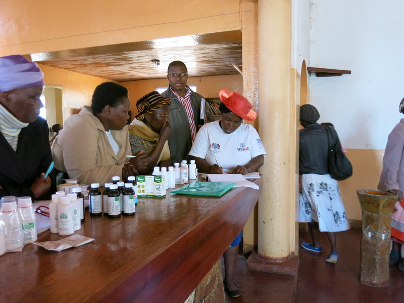 Swaziland NOSTRO progetto nutrizionale operatrice con maglietta USAID