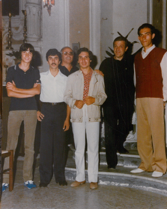 don Tonino parroco a Tricase Rocco al centro 1981 prima di partire per seminario IMC