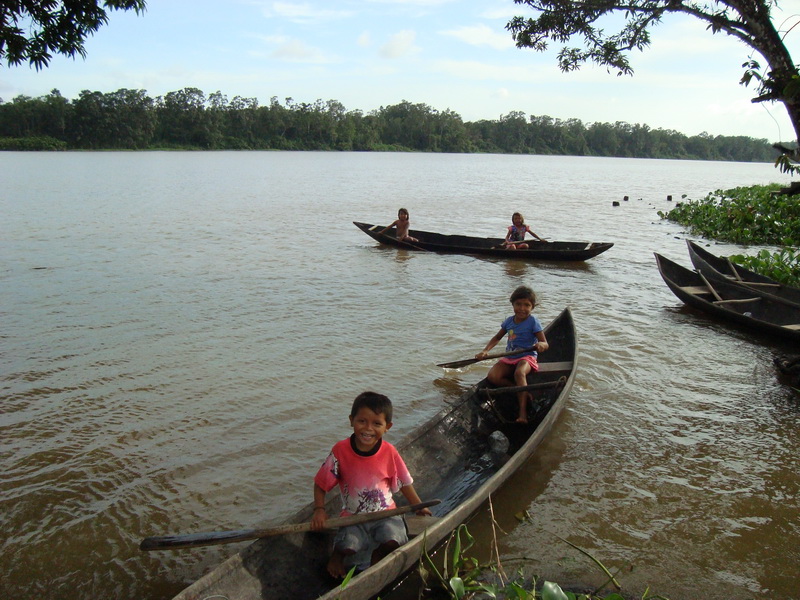 niños jugando con sus curiaritas (canoas)