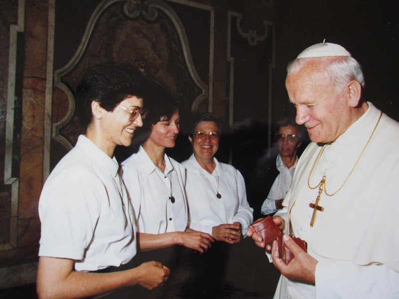 Photo 32. Soeur Esther Paniagua Alonso et le Pape Jean-Paul II