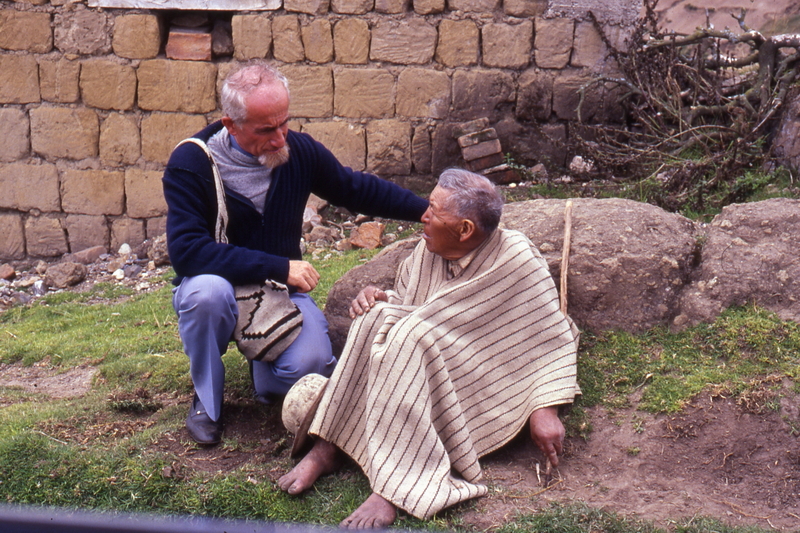 Padre Agustín Baima con un abuelo_resize