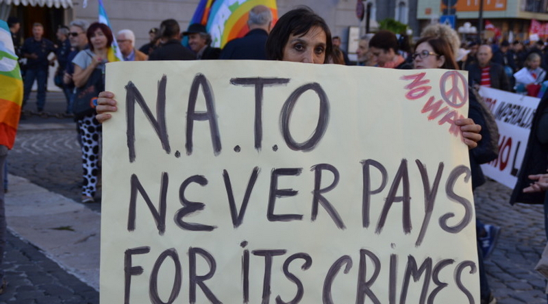 foto non so di chi. Protesta Nato never pays for its crimes_resize