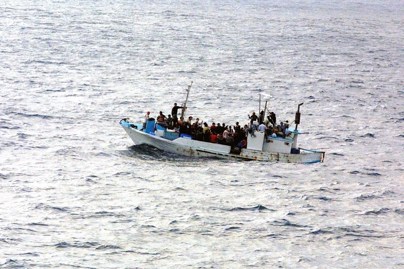 Migranti su un barchino. Foto Geralt – Pixabay.