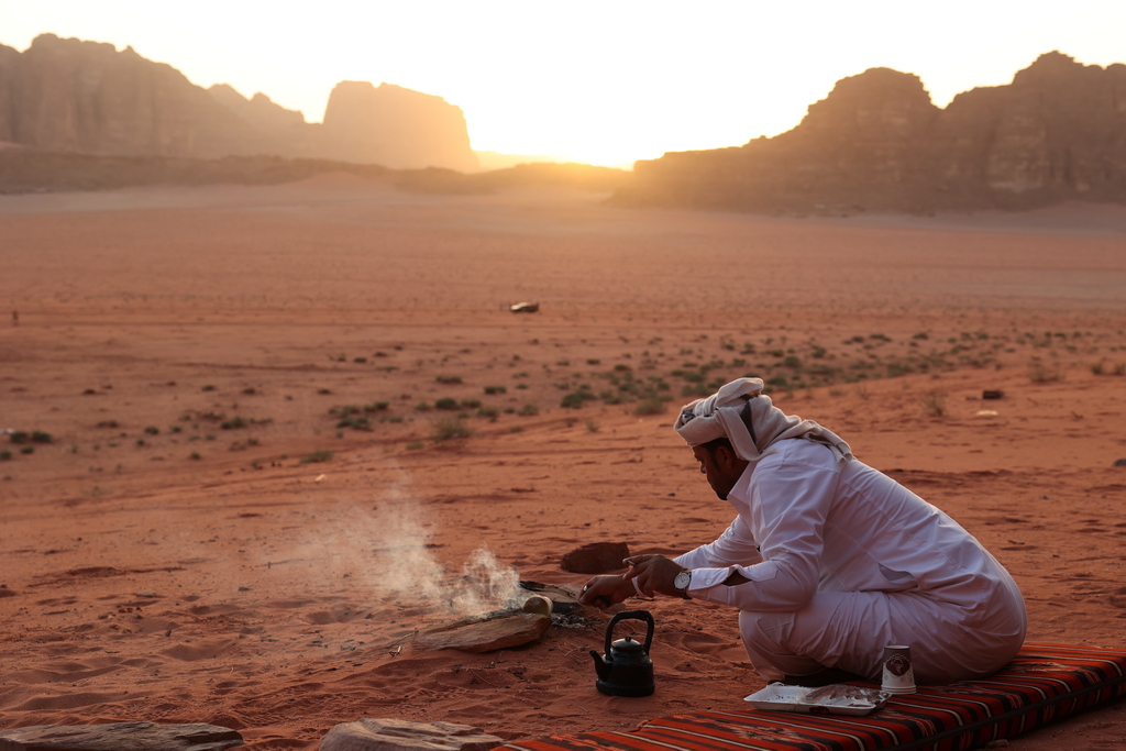 Jordan-Wadi Rum-Bedouin drinking tea at the sunset-Photo ©Piergiorgio Pescali (50)_resize